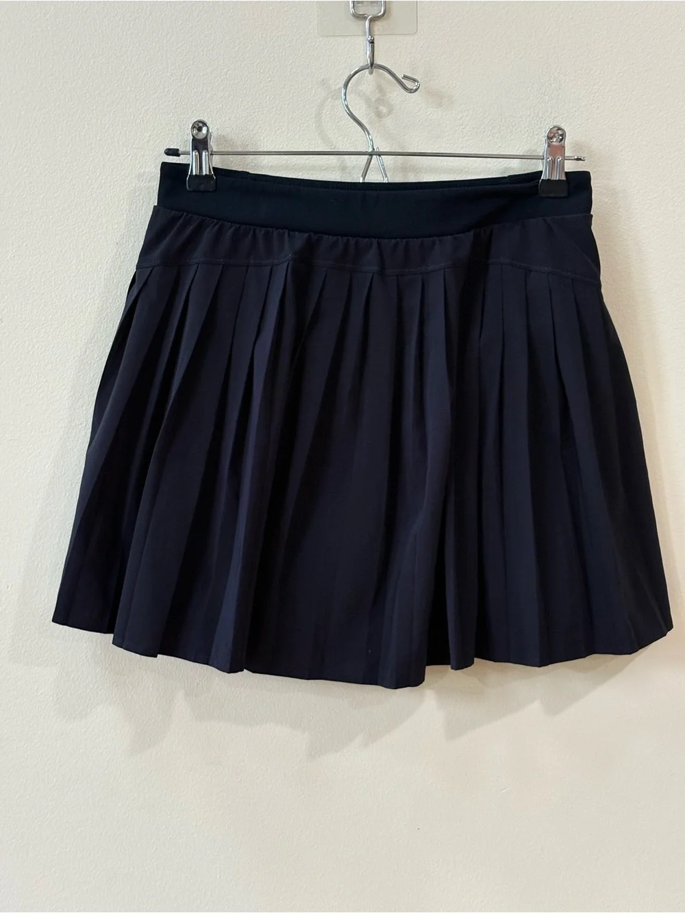 SPANX: THE GET MOVING PLEATED SKORT, 14" - VERY BLACK - Picture 8 of 11